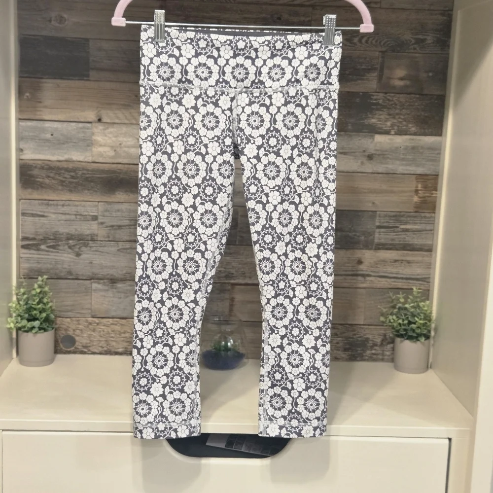 Lululemon Athletica Wunder Under Twiggy Floral Nimbus Cropped Leggings- RARE!!